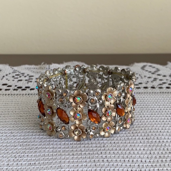 Floral bangle bracelet - Picture 1 of 5